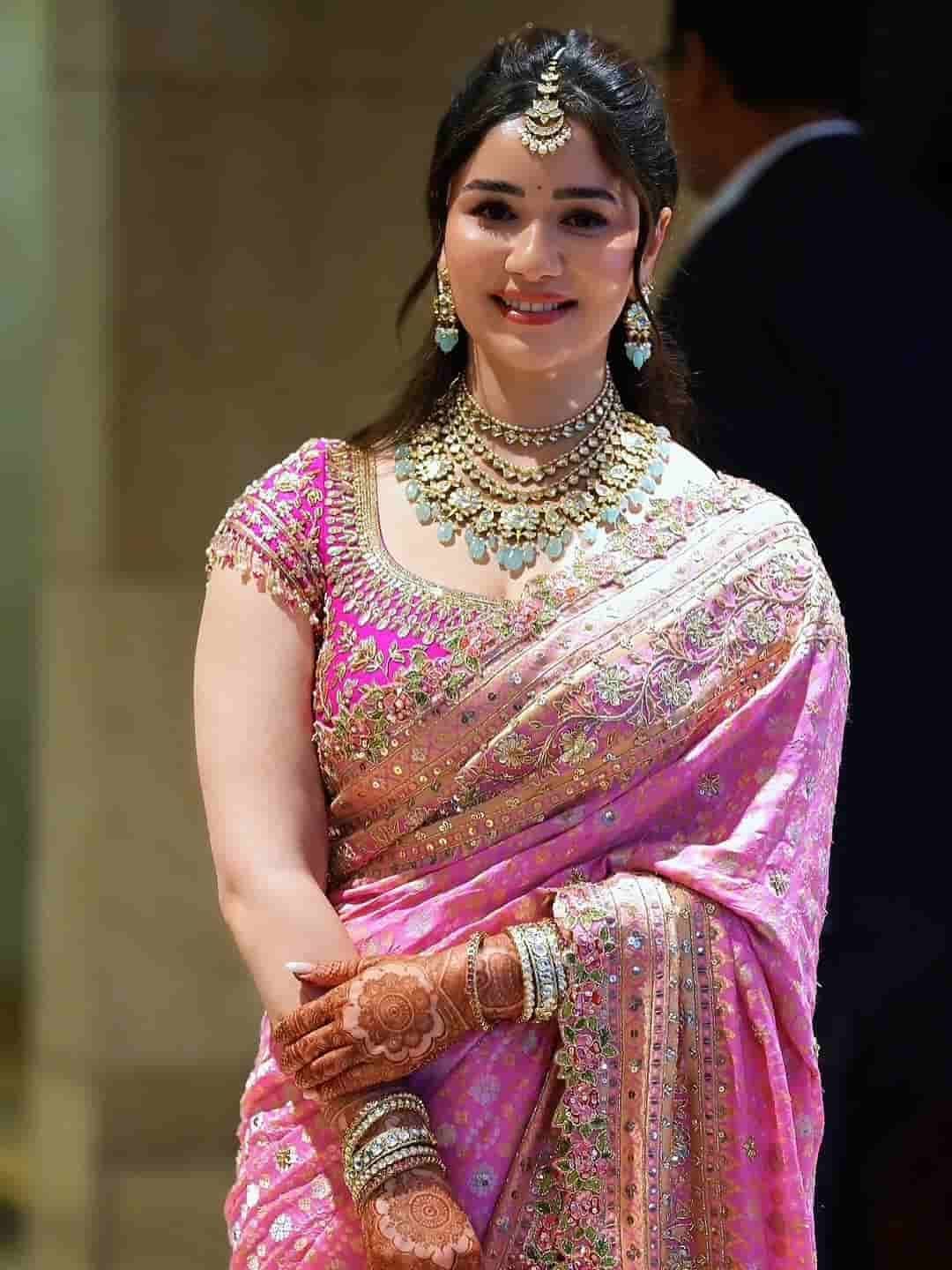 Sara Tendulakr wear sunita shekhawat jewellery