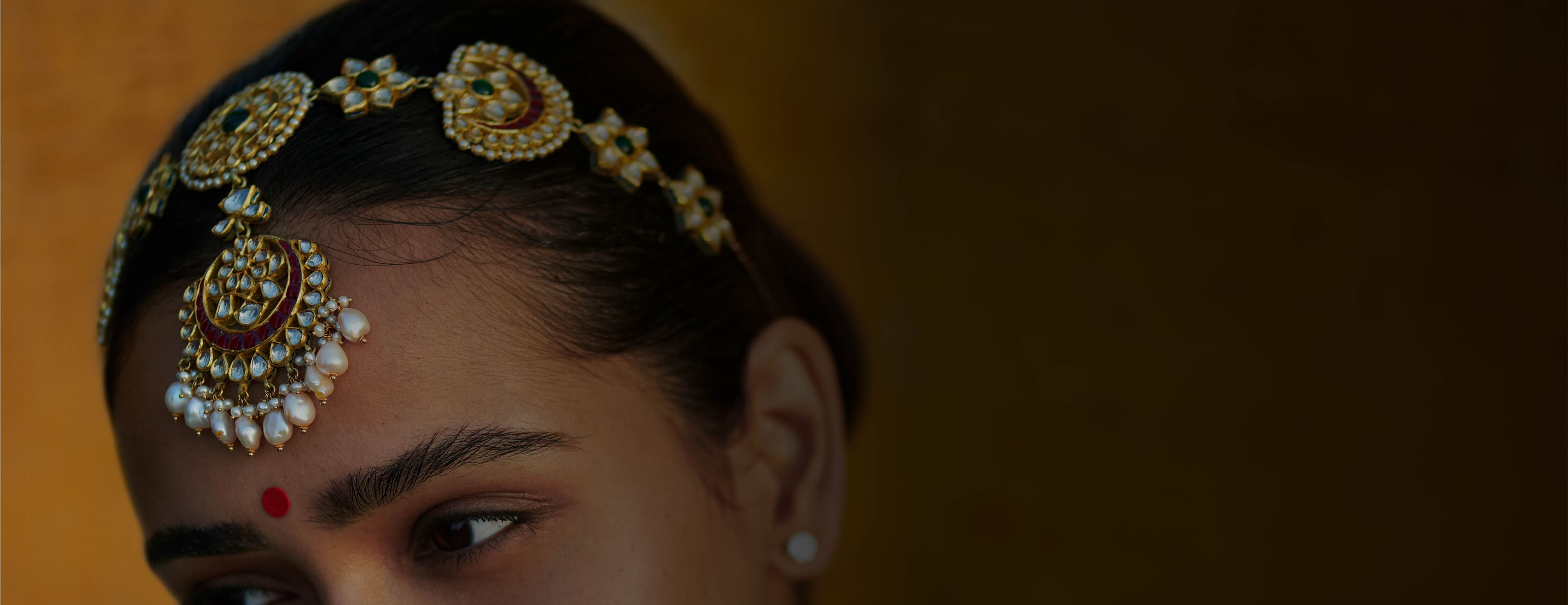 Bride wearing a polki maang tikka and matha patti
