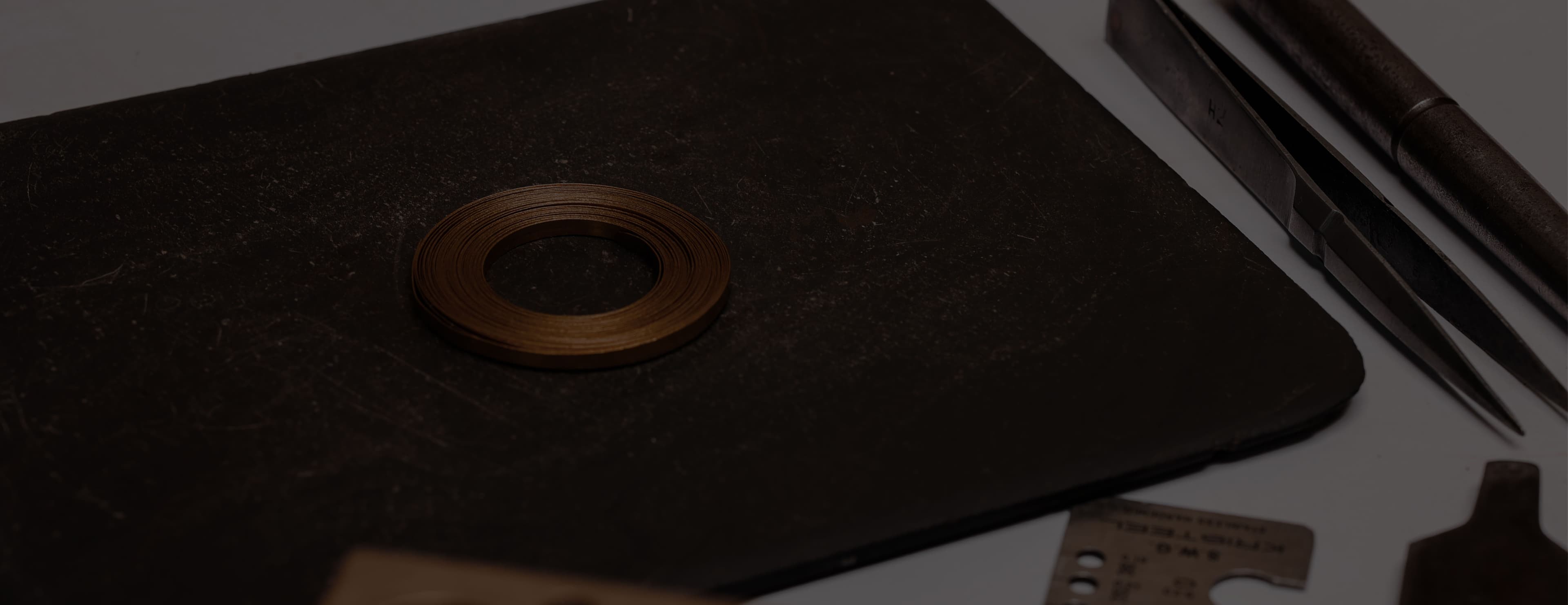 Gold coil on a workbench in the jadau atelier