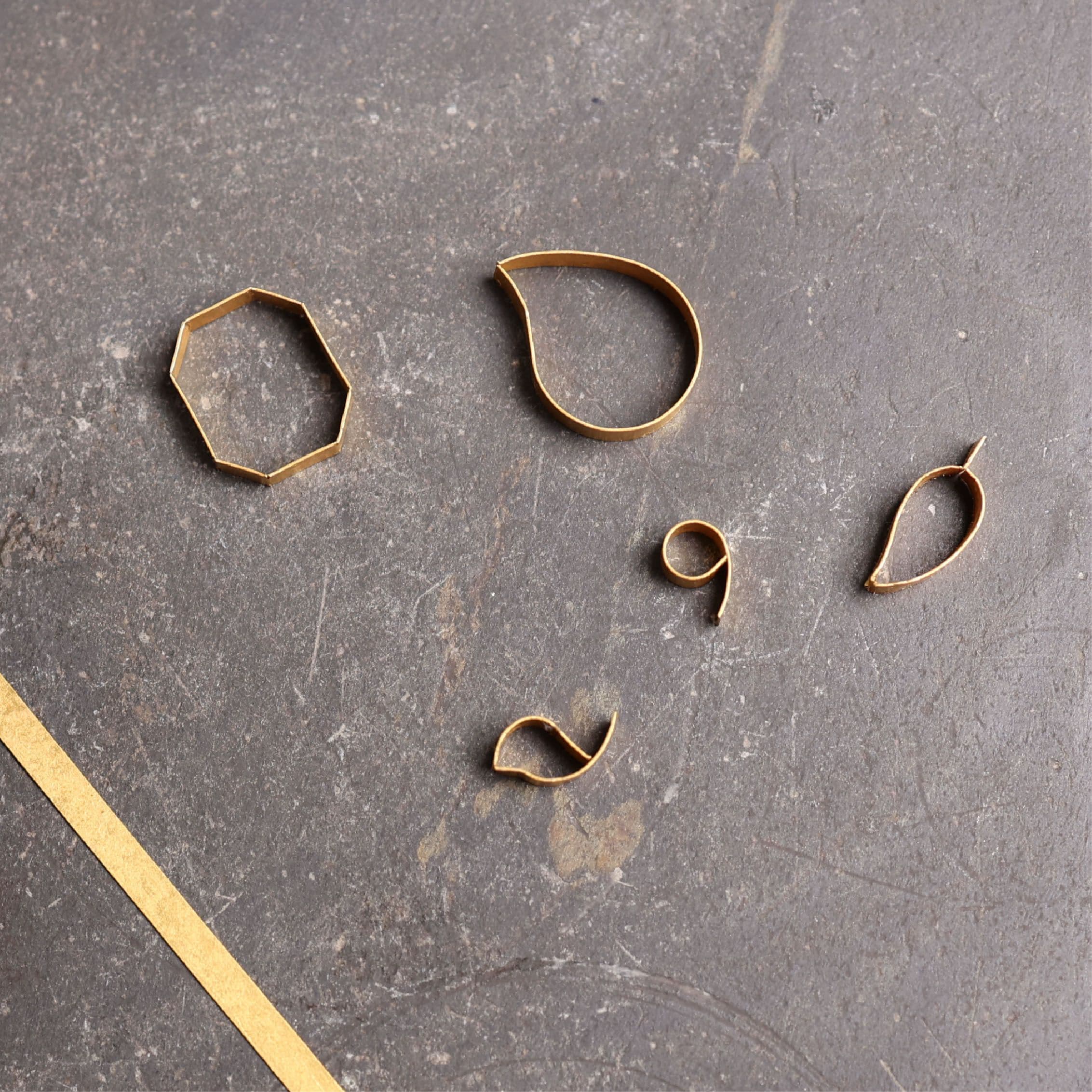 Raised gold framework outlines before the stones are set